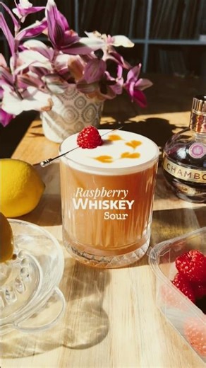 Raspberry Whiskey Sour 💜 #raspberrycocktail #whiskeysour #whiskeycocktail