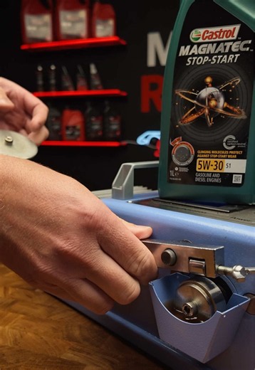Castrol Magnatec Stop-Start 5W-30 trafia dziś na nasz stół testowy. Sprawdzamy, jak zachowuje się w próbie obciążeniowej oraz jak zmieniają się jego właściwości po dodaniu dodatku do oleju. Zobacz cały test i oceń wyniki sam. #CastrolMagnatec #StopStart #TestOleju #OlejSilnikowy #MGRedshift
