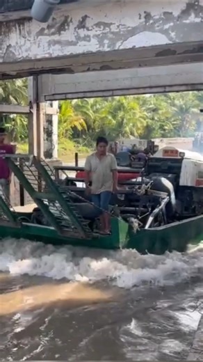 Trẹt chở máy cắt lúa qua cống