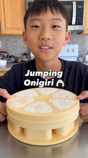 Tuna Mayo Kimchi Onigiri 🍙 quick and easy snack or lunch that always hits 🔥 All you need: Rice Tuna Mayo Kimchi Salt Seaweed sheets | The CrunchBros