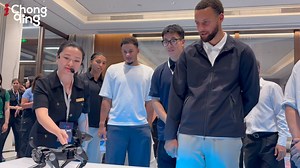 25K views · 4.2K reactions | 烙 Stephen Curry meets Chongqing’s AI robot dog “Sirius”! Powered by advanced AI, Sirius can sense emotions and move with precision. ✨ Curry even shook its paw — the future of AI, right here in Chongqing! #CurryMeetsChongqing #AI #StephenCurry | iChongqing | Facebook