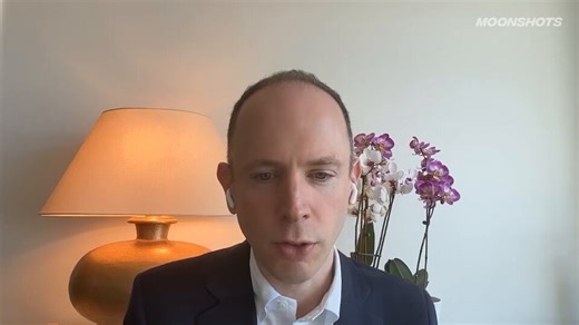 「数学はもう終わりだ」——研究レベルの問題が、AIによって毎月1％ずつ侵食されている。数学は、人間の抽象思考の頂点の一つだった。人類が最も誇ってきた知的領域に、機械知能が持続的に踏み込んでいるということだ。この曲線が続くなら、発見の主体は根本から変わる。アレクサンダー・ウィスナー=グロス「2つ目のポイントですが、これらの中で私が最も重視しているベンチマークはFrontier Math Tier 4です。Frontier Math Tier 4は、たしか新年に賭けまでしたもので、今年の後半にもう一度見直す必要があると思いますが、AIが数学におけるプロレベルの研究問題を解ける能力を測る、最良の代替指標の一つです。そこで何が起きているのか。GPT-5.4 Proから5.5 Proにかけて、およそこの2カ月で約2％の飛躍が見られます。これは何を意味するのか。フロンティアAIによる研究レベル数学の能力が、現在、月あたり約1％向上しているということです。そして、Frontier Math Tier 4の問題のおよそ半分が解かれるところに近づいています。ここから外挿すると、現在のペースがそのまま続く