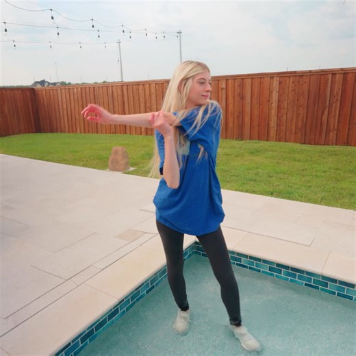 WetlookFashion on Instagram: "Amber is back with a new clip wearing leggings, a t-shirt and sneakers in the pool. Get early access to the clip at wetlookfashion.net #wetlook #wetclothes #swimmingfullyclothed #wetshirt #wetleggings #blondehair #sneakers #nasseklamotten #piscina #swimming #wethair #hottub"