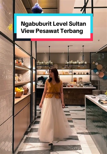 Ngabuburit Level Sultan ✈️🌙 Iftar kali ini di Daily Social – Sheraton Jakarta Airport, dan jujur ini bukan cuma soal makanannya… tapi experience-nya. Buka puasa dengan Middle Eastern spread — mulai dari hummus creamy, ful medames, couscous, bulgur sampai warm pita bread. Rempahnya comforting banget, pas buat buka setelah seharian puasa 🤍 Tapi yang bikin beda? Ngabuburit sambil liat pesawat take off & landing, lalu lanjut chill di pool sebelum azan. Airport vibes tapi rasanya kayak lagi di reso