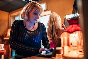 ‘Rain Dogs’ Trailer: Single Mom Cash Carraway Reinvents The Meaning Of Family In HBO’s New Comedy Series