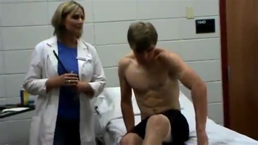 【青少年体检】美国女医生对一个男生进行四肢检查！