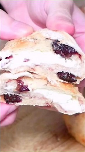 【ボリュームたっぷり！】レーズンとクランベリーのクリームチーズフランス