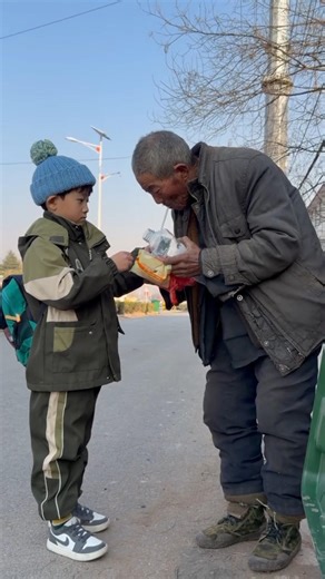 “School Boy’s Kindness to Garbage Collector Will Melt Your Heart ❤️”