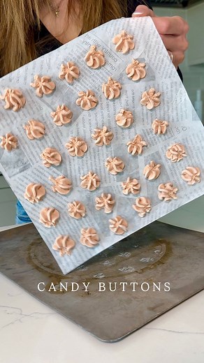 @lilsipper’s 2-INGREDIENT STRAWBERRY CANDY BUTTONS will become your new favorite snack dessert! Does anyone remember those retro candies that were basically dried sugar and dyes, or am I just too old? LOL What you may not realize is that they were / are made from Sugar, Corn Starch, Gelatin, Coconut Oil, Artificial Flavors, Artificial Colors (FD&C Red #3, Yellow #5, & Blue#1). ...I think my version is much better! PLUS there’s 48g of protein in this ENTIRE recipe! - great for kids picky eaters -