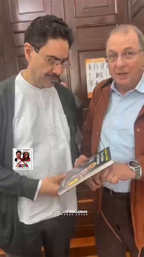 Quiero invitarles a leer la 8.ª edición de ‘A las puertas de El Ubérrimo’, de @IvanCepedaCast y @jorgerojas2022: un libro que reúne más razones que los 7.837 “falsos positivos” para sostener que @AlvaroUribeVel debería estar preso y no haciendo política.Está disponible en la Feria del Libro de Bogotá, que finaliza el 4 de mayo; todavía están a tiempo de conseguirlo.#NiUnPasoAtras#RevolucionDemocratica