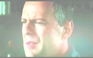 欧美经典音乐《I Don't Want to Miss a Thing》是美国硬摇滚乐队史密斯飞船演唱的一首歌曲，作为 1998 年科幻灾难片《世界末日》的官方