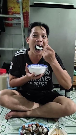 Eating rice with steamed razor clams with lemongrass and chili #videoshorts #youtubetrends