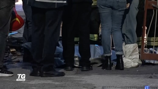 La prima esplosione, improvvisa, poco prima dell’una, ha scosso il quartiere Montrone di Adelfia. Nella casa su due piani, di via Oberdan, c’erano, Rocco Lotito e Antonetta Costantini, marito e moglie di 89 e 92 anni. Rocco e Antonetta, una coppia legatissima e senza figli, erano appena rientrati dal supermercato: lui, un falegname, guidava ancora; lei casalinga, lo aveva come sempre accompagnato a fare la spesa. Sono morti insieme dopo aver trascorso la vita uno accanto all'altro, sempre | Tg N