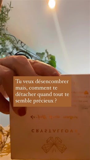 Apprendre le détachement a été l’un des plus grands défis de ma vie. En tant que personne sensible, décoratrice à la base, je m’attachais à chaque objet… Et cette accumulation m’alourdissait. Enregistre ✨l’Étincelle pour relire Mais désencombrer en profondeur a été ma solution. Pour faire le minimum d’entretien chez moi, vivre plus simplement, apprendre le détachement. ✨Voici ce que j’ai compris en chemin : – Chaque objet dont je me détache m’allège un peu plus. – Le détachement, c’est avancer v
