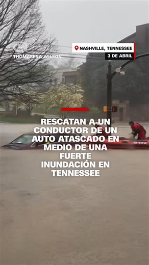 Fuertes lluvias afectaron el estado de #Tennessee, en el que se llevaron a cabo más de una docena de rescates. Fuera de la Universidad Nazarena de Trevecca socorristas rescataron a un conductor de un vehículo parcialmente sumergido en las aguas. | CNN en Español
