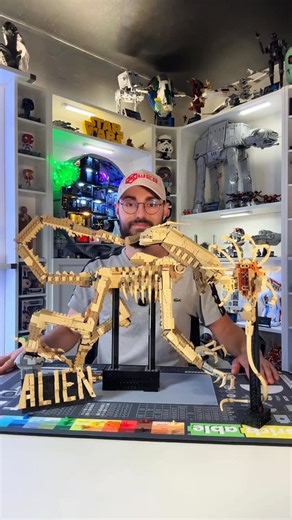 Adrien🌙CollectionBrick on Instagram: "Retour sur ce MOC de génie. L’Alien à partir du TRex Lego 🔥 #lego #moc #legomoc #alien"