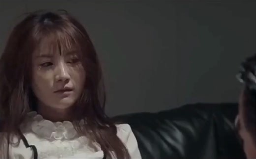 秘书晚上被叫进办公室后，竟老总按在桌子上侵犯