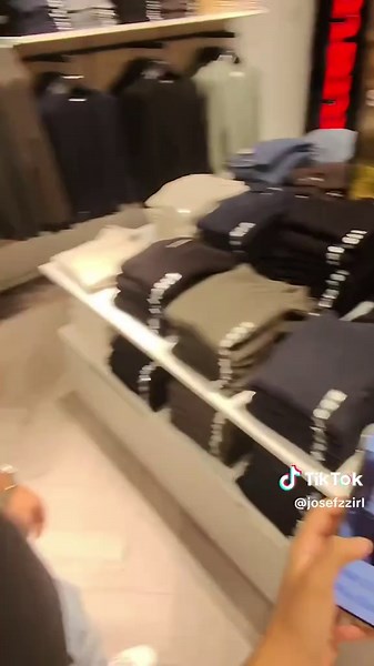 Kissing Prank Engages Reactions from the Crowd