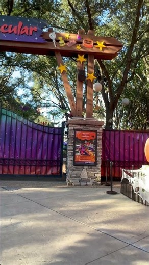 Busch Gardens Has TWO Sides of Halloween 🎃 Kid Friendly & Adult FUN FREIGHTS #ColmeneroAdventures