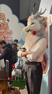 Lie Lie is here. Turns out the real-life LieLie is actually like this! 烈烈来啦，现实中的烈烈竟然是这样！