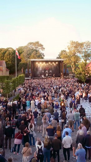 NÆR FESTIVAL 2026 ER UDSOLGT! NÆR 2025 har været intet mindre end magisk. Forinden weekenden var det svært at tro, at NÆR 25 kunne blive lige så vellykket som året før - NÆR 24. Det viste sig, at det kunne det godt! Dette års festival har summet af glade mennesker og eminent musik i det danske sensommervejr. Vi er høje ovenpå denne oplevelse og vi vil glæder os hver dag til NÆR 26 🫶🏼 Til minderne Fra Broløkke | Broløkke Herregård