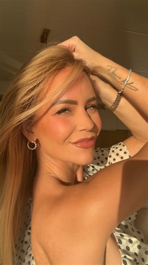 Josefine Valentin on Instagram: "Ku ik la’ være 🎶😉 - Lørdag på en mandag 🍾🥂🍴 Jeg har inviteret en blandet flok til frokost i dag fordi A mennesket i mig elsker en fest i dagtimerne og sin søvn om natten (er I med mig her)? 💃🏼🛌 Da det jo er ambitiøst i sig selv at inviteret på mad , mine (mangelfulde) evner taget i betragtning har jeg booket en der kan afhjælpe mig i køkkenet 👨🏼‍🍳 Reklame (selvbetalt men han nævnes) Nu har jeg set @jesperkroghdegn forkæle @ditteestrup og resten af veje