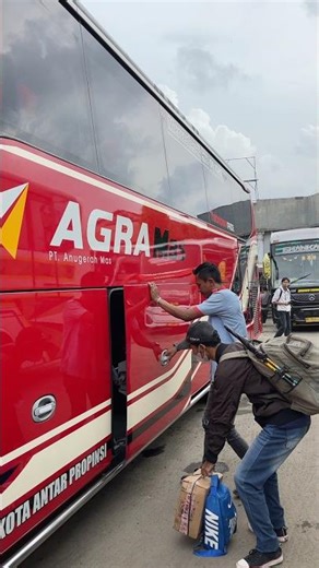 Tutorial to open the jumbo bus trunk easily 😱 #trunks #luggage #luxurybus #reels