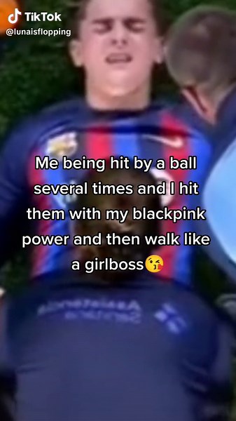 idk what is that guy doing The CUPCAKKe gulp in A football Game I don't watch football games srry but I hate that sport #blackpinkinyourarea #greenvillebaddrivers #blackpinkistherevolution #gvbdrp #fyp #viral #posay #flop