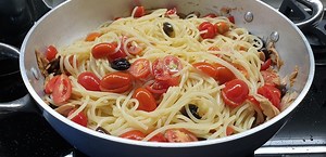 Spaghetti con Tonno, Capperi, Pomodorini e Olive Taggiasche. Spaghetti with Tuna, Capers, Cherry tomatoes and pitted Olives. | Cooking with Enza Saverio & Friends Italian recipes Ricette Italiane