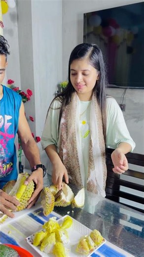 ডুরিয়ান কাটতে গিয়ে সাইফানের বাবার হাত কেটে ফেলেছে।
