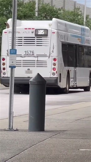 MARTA Metrobus 2014 New Flyer Xcelsior XN40 #1576 departing starting Route 185 Northbound #shorts