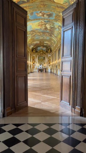 La Galerie Dorée de la Banque de France est un chef-d’œuvre baroque situé au cœur de Paris, dans l’Hôtel de Toulouse. Construite au début du XVIlle siècle, elle servait à l’origine de salle de réception pour le comte de Toulouse, fils illégitime de Louis XIV. Ses dorures, ses miroirs majestueux et ses plafonds peints rivalisent avec ceux de Versailles, mais ici, on ne parle pas de roi, mais d’argent ! Depuis 1808, elle appartient à la @banquedefrance et accueille encore aujourd’hui des événement