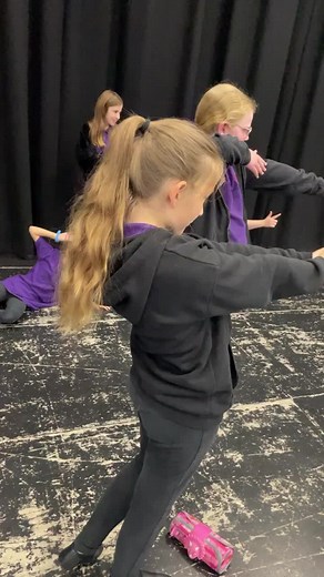 Bad Guys !!! Bugsy Malone Rehearsals 🔫 #bugsymalone #stageschool #sandhurst #musicaltheatre #acting #freezeframe #dramakids #splurgeguns