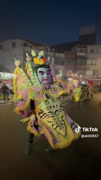 《玉里媽祖宮遶境圓環氣氛搖擺嗨起來》 每年一次的玉里媽祖宮媽祖遶境鑽轎腳🙏 #大安會舘電音三太子 #電音三太子 #玉里媽祖宮 #流量 #花蓮 @丁 @品 @祈 @tina090600 @銘. @小梊 @曾小凱 @冰郎武十♡︎ @美小蓮 @童