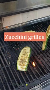 🥒 Für köstliche gegrillte #Zucchini benötigst du nur wenige Zutaten, und die Zubereitung ist einfach. Die Zucchini lassen sich direkt auf dem Grillrost garen, eine Grillschale (am besten eine wiederverwendbare Schale ohne Alu) zu verwenden, ist nicht erforderlich, aber möglich. 💚 ⁠⁠ 👉 Gesalzen werden die Zucchini vorzugsweise erst nach dem #Grillen, da Salz den rohen Zucchinischeiben die Feuchtigkeit entzieht, wodurch sie trocken werden. ⁠⁠ 🛒 Nachhaltige Öko-Anzündpads für Kamin, BBQ, Holzöf