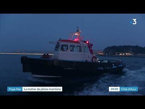 Avec le pilote maritime, à la manœuvre pour faire entrer un navire de 90m dans le port de Nice