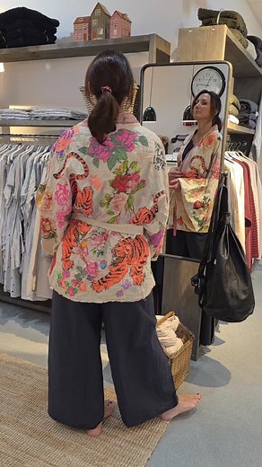 An so einem grauen Tag brauchen wir Farbe 💝😉 Kimono von Magnolia Pearl #magnoliapearl mit der Hose DEHNJUNG #privatsachen & die coole Ledertasche #machteseuchschön #privatsachen #ledertasche #crossbodybag #provence_feeling #onlineshop | Provence Feeling retailer of Ewa i Walla Les Ours Magnolia Pearl