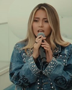 La primera canción que grabé en versión salsa no podía faltar en este acústico. #QuiénEresTú es un tema muy especial para mí porque se convirtió en el primer gran reto de aquella Amy de 18 años quien se animó a cantar un género diferente a las baladas que hacía hasta ese entonces 💞 Hoy les traigo la versión original y déjenme decirles que la disfruto tanto como la salsita ☺️ Los quiero mucho y aquí les dejo uno de los últimos videos de #AmyGutiérrezUnplugged 🫶 | Amy Gutiérrez