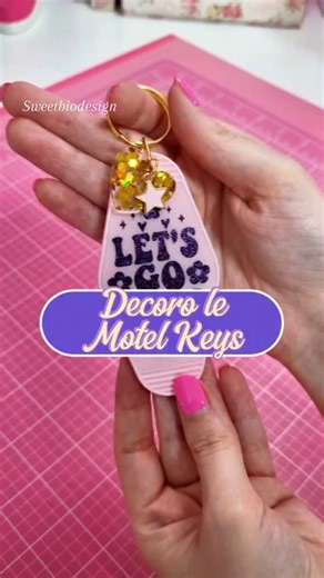 🔑 Le motel keys sono il trend del momento e non potevo non personalizzarle anche io! 😍 In questo video ti mostro come le ho realizzate, partendo dalle basi pronte e usando il vinile adesivo @teckwrapcraft ✨🌈 Ho tagliato tutto con la Cricut Joy Xtra, perfetta per i piccoli progetti precisi e super creativi ✂️ Trovi basi, vinile e plotter su necchishop.com e con il codice sconto NSEG0224 puoi risparmiare sul tuo shopping creativo 🛍️ 📌 Salva il reel per ispirarti #motelkeys #cricutjoyxtra #vin