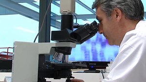 Nuestro profesor de Medicina y ginecólogo oncólogo del Hospital La Fe de Valencia, Víctor Lago Leal, ha sido galardonado en la VII edición de los Premios Jóvenes Investigadores de la Fundación AstraZeneca. Su proyecto “Validación de la técnica de ganglio centinela en Cáncer de Ovario Inicial: Ensayo clínico Fase III” ha recibido una importante dotación económica que permitirá iniciar un estudio que, llevado a término, podrá mejorar la vida de las pacientes. ¡Enhorabuena, Víctor! | Universidad CE