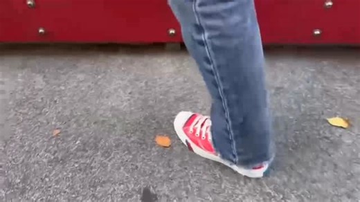 YAMAOTOKO FOOTGEAR on Instagram: "_ 10/18(sat)-11/3(mon) PRO-Keds ROYAL AMERICAのポップアップを開催。 ROYAL AMERICA LO & HI 1949年、PRO-Kedsがその歴史を刻み始めた年に、ブランド初のプロダクトとして誕生した ROYAL AMERICA。 プロスポーツとライフスタイルを繋ぐ架け橋として生まれたこのモデルは、当時のNBAプレイヤーに愛用され、黄金期のコートを支えた。 やがてその歩みはストリートへ広がり、音楽やアートと共鳴しながら、カルチャーの中心へと根付いていく。 そして今、当時の佇まいを継承しながら新たな機能を備えた、進化し続けるクラシックモデルとして登場。 やや丸みのあるトゥキャップに施された2本のラインが、PRO-Kedsらしさを体現する。 @yamaotokofootgear @prokeds_japan #prokeds #royalamerica #ameyoko #ueno #tokyo #yamaotokofootgear #山男フットギア"