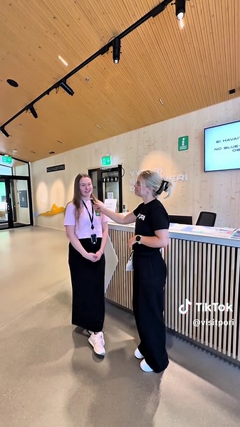 Porin matkailuneuvonnat osa 3: Yyterin vierailukeskus ℹ️ Tarvitsetko vinkkejä Poriin? 🔍 Suuntaa Yyteriin, Yyterin vierailukeskukseen. Vierailukeskuksesta löydät matkailuneuvontapisteen, joka palvelee niin matkailijoita kuin paikallisiakin. Ja hei, tää on auki kesällä JOKA PÄIVÄ! 🕙Ajankohtaiset aukioloajat voit tarkastaa osoitteesta: Visitpori.fi Tutustu Porin matkailuneuvontaan osoitteessa 👉 Visitpori.fi/info/matkailuneuvonta —————— Tourist Info in Pori, part 3: Yyteri Visitor Centre ℹ️ Looki