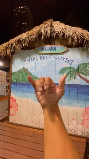 Hi Shacks’s MAINEly LOBSTAH foodtruck in the Ohana Hale Waikiki… featuring an extensive menu with the most affordable prices! Their in the old Local Motion/ING Capital One Bank location on the corner of Kalakaua Ave. & Ala Moana Blvd. #HIshack #MAINElyLOBSTAH #lobsterrolls #lumpia #birriatacos #lechon #burgers #chowderbreadbowls #cheapeats #food #foodie #waikiki #hawaii #foodtruck @hi.shack | Tiny TV Hawaii