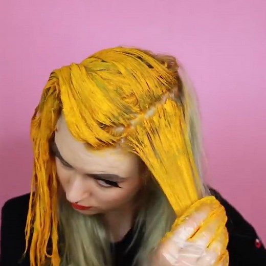 This is a new one - she's using turmeric powder to dye her hair NEON YELLOW!! 😍😍💛💛 By Evelina Forsell IG: https://bit.ly/2es9u30 | Beauty Studio