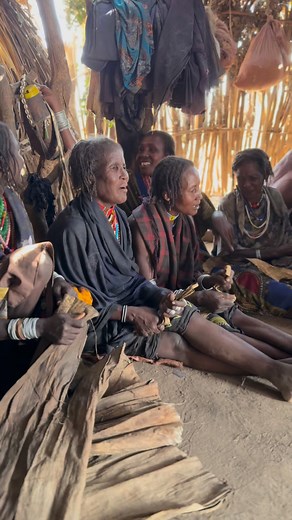 Arbore women often sit on their porches to sing, whether traditional songs, work songs, or ritual songs.While singing, they often accompany themselves with clapping or small instruments and sometimes care for children nearby, integrating family life and musical tradition into a single moment. #inspirationofafrica | Quim Fàbregas - Fotografía y Viajes.