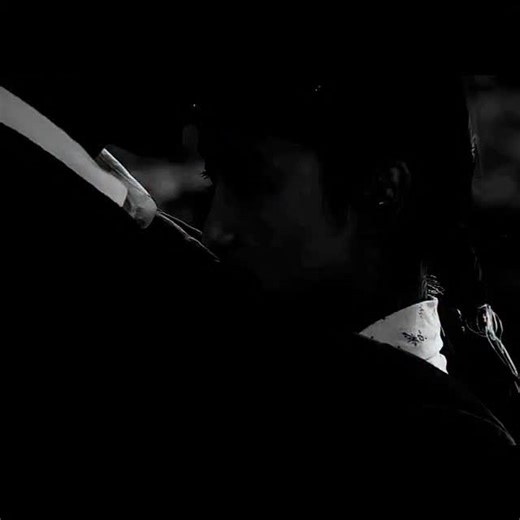‎𓆩أثــــر𓆪‎ on Instagram‎: "في عام 2010، قدمت لنا السينما واحدة من أكثر التجارب النفسية إرباكًا مع فيلم “Shutter Island” من إخراج مارتن سكورسيزي، عمل لا يكتفي بسرد قصة، بل يتلاعب بعقل المشاهد حتى آخر لحظة. تدور الأحداث حول محققَين يصلان إلى جزيرة معزولة تضم مستشفى للأمراض العقلية، للتحقيق في اختفاء غامض لإحدى النزيلات. جزيرة محاطة بالضباب، أسرارها ثقيلة، وكل خطوة فيها توحي بأن شيئًا ما ليس في مكانه الصحيح. ومع تقدّم الأحداث، تبدأ الحقيقة بالتشقق، وتتحول الرحلة من بحث عن مريضة هاربة إلى مواجهة 
