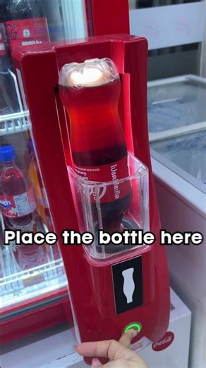 Trying the magic Coca-Cola slushy machine at 7-Eleven Thailand! 🥤❄️
