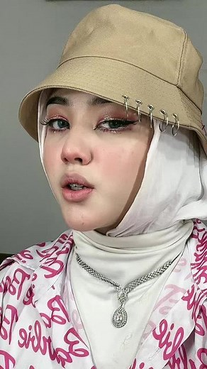 Applying Pink Lipstick Tutorial with Barbie Style