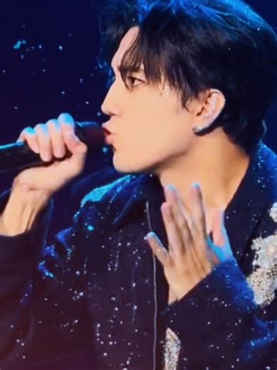 Fascinante🥰🎶💐 El rey de la música universal Por primera vez el concierto de #Dimash la mejor voz del mundo, se llevo a cabo en el Max-Schmeling-Halle, uno de los recintos deportivos más grandes de #Berlín #dimashqudaibergen #dears #SOS