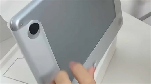 M4搭载强劲AI性能，天蓝显格调，续航超持久，轻薄设计助力办公新体验